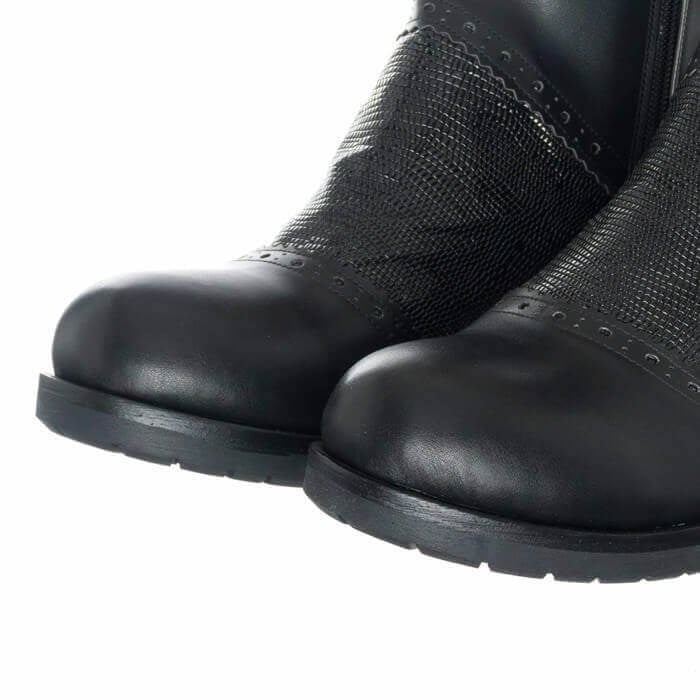 K131-1 bot yakın plan, yuvarlak burunlar, sık çapraz baskı ve brogue benzeri delik sırası