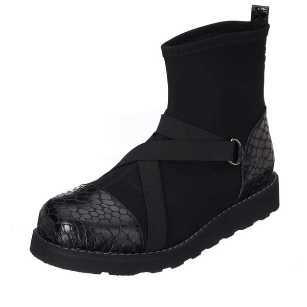 ND1204 siyah streç büyük numara kadın botun önden çapraz görünümü, parlak kabartmalı burnu ve çapraz bantları yakından