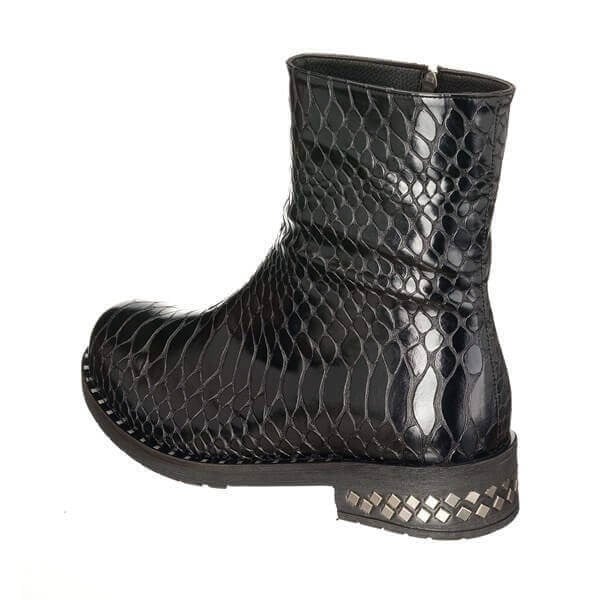 NR1332 siyah croco kadın botun dış yan görünümü, parlak ölçek dokusu, kısa koncu ve metal kareli 1 cm topuk detayı yakından