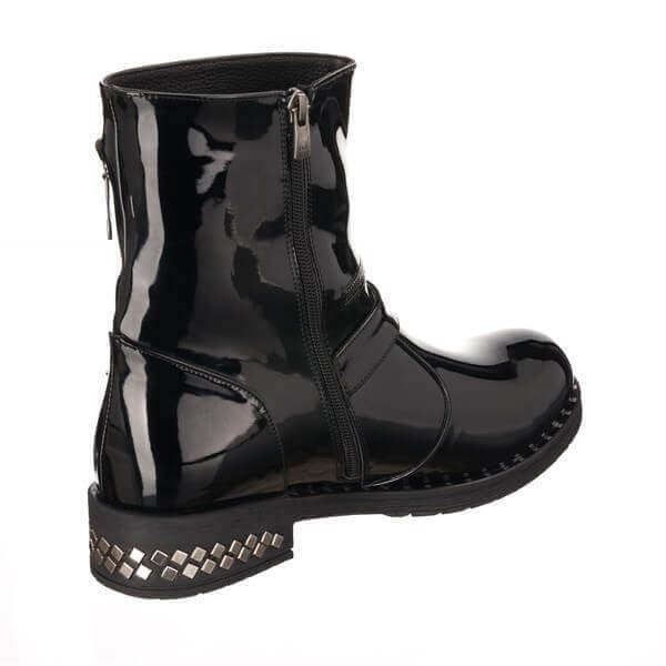 NR1523 parlak siyah kadın botun iç yan görünümü; düz kapanış fermuarı, yuvarlatılmış burun görünümü ve kare detaylı topuk