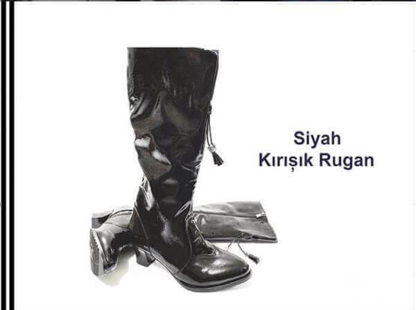 NR1545 siyah kırışık rugan kadın çizmenin tanıtım görseli; uzun parlak konç, kare burun, kavisli topuk ve ürün adı yazısı