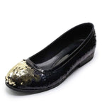CB480 Siyah kadın babetin önden çapraz görünümü; parlak siyah pul dizisi, altın tonlu kapalı burun ve ince siyah taban