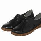 DRL7082 Siyah kadın babet çiftinin önden yakın görünümü; yuvarlak burunlar, kabartılı ovaller ve çapraz siyah şeritler